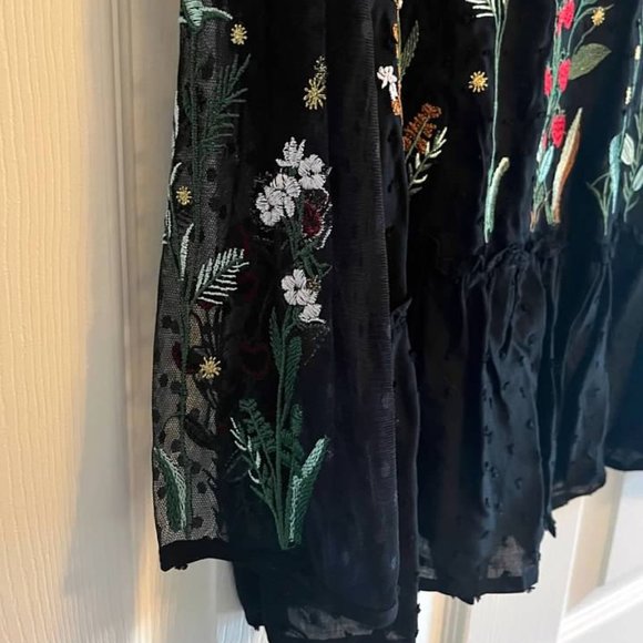 Entro Embroidered top with sheer detail - Picture 3 of 4